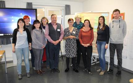 Menschengruppe in einem Seminarraum