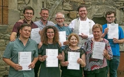 IMG 4191 Die neuen Gästeführer während der Zeugnisübergabe im Petri Kloster Merseburg   Foto Gunnar Hensel