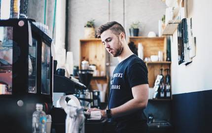 mann an KAsseentresen StockSnap pixabay