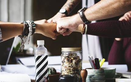 action zusammenarbeit rawpixel pixabay