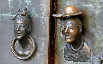 Tür mit Mann und Frauen Kopf Falco pixabay