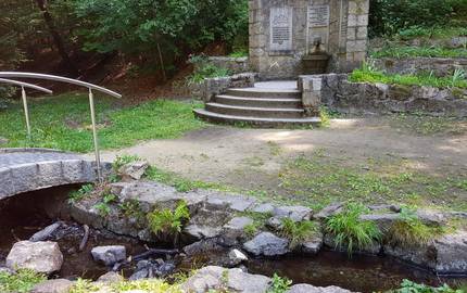 Gemauerte Quelleinfassung der Calziumquelle mit Gedenktafel