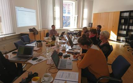 Schulungsraum mit den Redakteuren