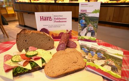 Angeschittenes Brot auf einem Teller , Löwen Kruste Brot