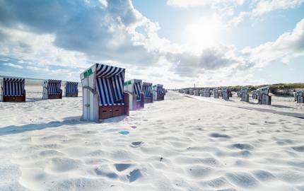 Strandkörbe auf weißem Sand