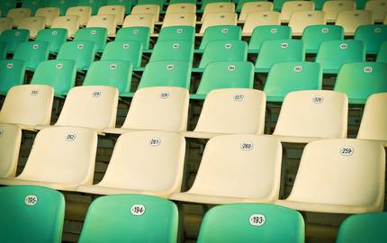 leere gelbe und grüne Stadionsitzreihen