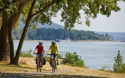 Radfahrer am Flußufer