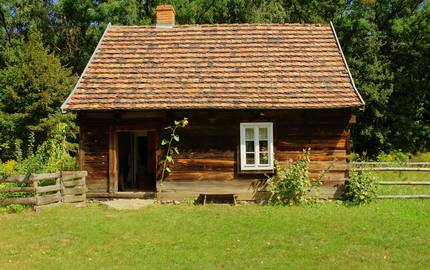 Hütte an einer Wiese