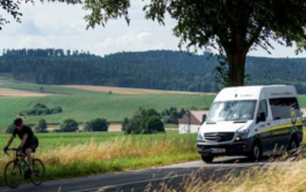 Buss auf Landstraße