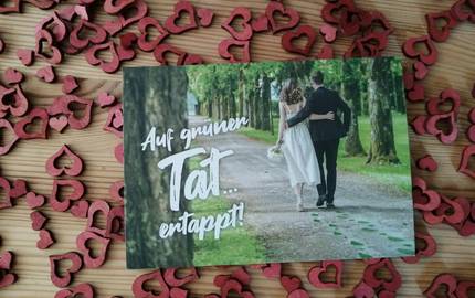 Hochzeit feiern mit der Grünen Karte Postkarte mit Hochzeitspaar