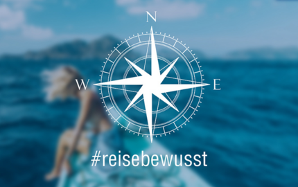#reisebewusst Key Visual #reisebewusst_Kompassnadel und Slogan mit Meer im Hintergrund
