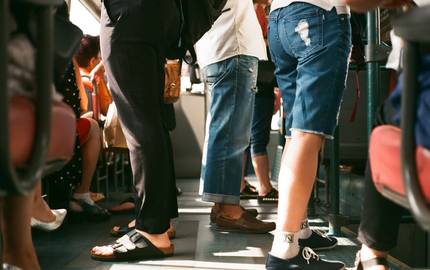 Urlauber im Zug passengers 1150043 1920