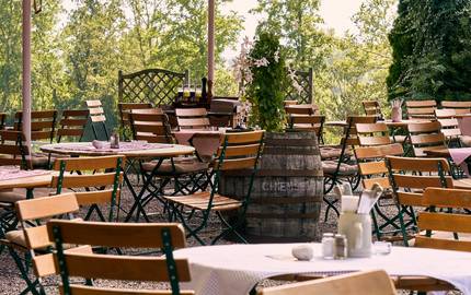 beer garden 4465324 1920