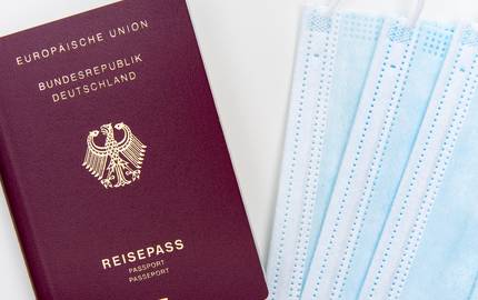 Reisepass und Mundschutz