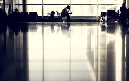 einsamer Mensch am Flughafen