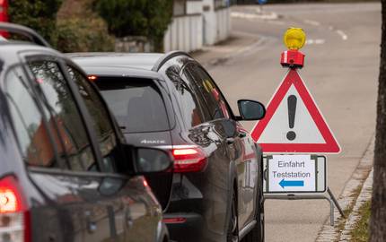 Autos vor Einfahrt in Teststation