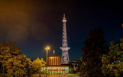 Funkturm an der Messe in Berlin bei Nacht