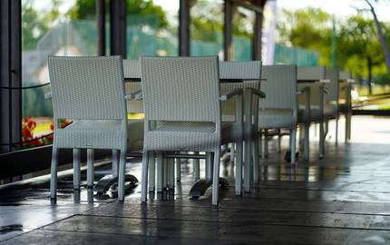 leere Stühle im Restaurant