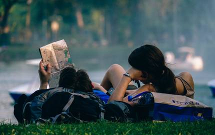 Menschen mit Stadtplan