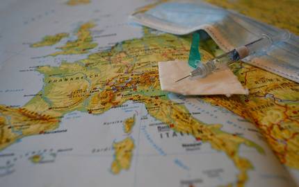 Europakarte mit Impfspritze