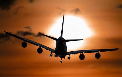 Flugzeug, roter Himmel