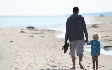 Vater und Kind am Strand