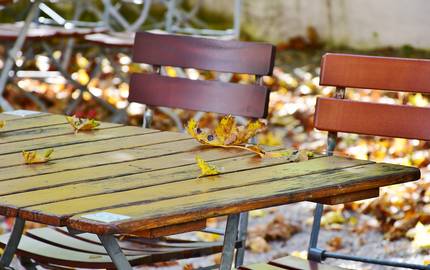 Biergarten im Herbst