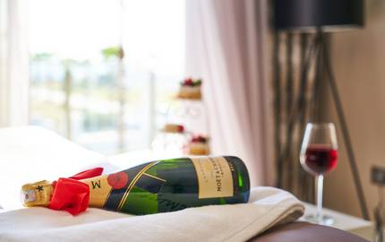 Sektflasche im Hotelzimmer