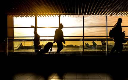 Reisende am Flughafen