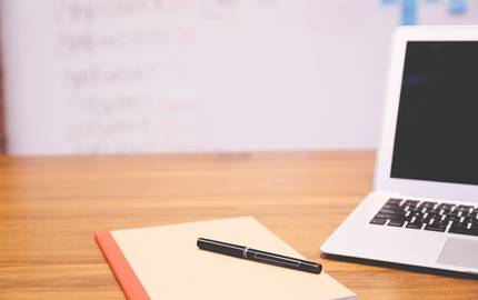 Notizbuch und Laptop