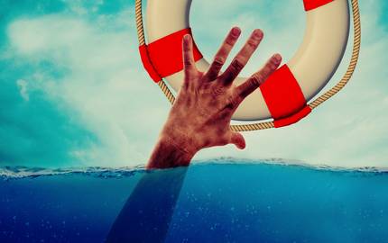 Ertrinkender fasst nach einem Rettungsring