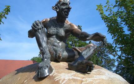 neue Anlagen sollen den Hexentanzplatz attraktiver gestalten Teufelsfigur sitzt auf einem Stein auf dem Hexentanzplatz