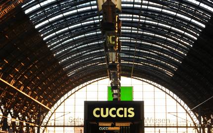 Reisende müssen mit Zugausfällen rechnen leere Bahnhofshalle