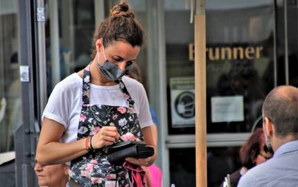 „Feigheit der Politik“: 2G-Modell soll als Option in Sachsen-Anhalt kommen Kellnerin mit Mundschutz in der Außengastronomie