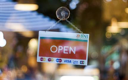 Eingangsschild Restaurant "open"