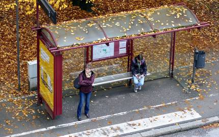 Magdeburg wird zusehends barrierefrei zwei Personen warten in der vom Herbstlaub umgebenen Bushaltestelle
