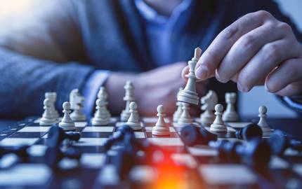Ein Modernisierungsprogramm 2025 soll Betriebe fördern Schachspieler setzt eine weisse Figur