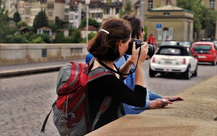 Touristen mit Kamera in Stadt