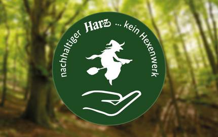 „Logo auf Wald“