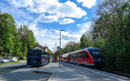 Haltestelle mit Zug und Bus