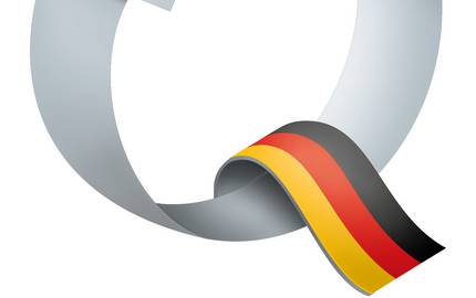 Fußabdruck aus grünen Blättern und Symbol ServiceQualität Deutschland