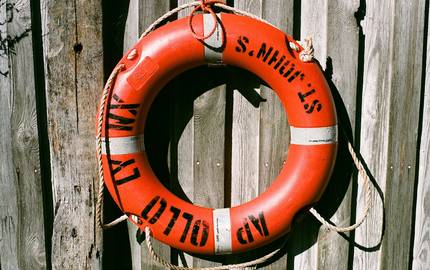 Rettungsring vor Holzwand