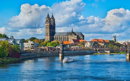 Blick auf den Magdeburger Dom mit Elbe