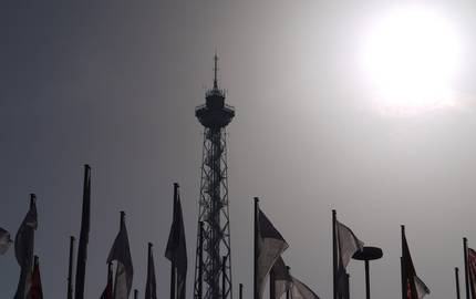 ITB Berlin passt Veranstaltungskonzept an Funkturm Berlin mit Fahnen