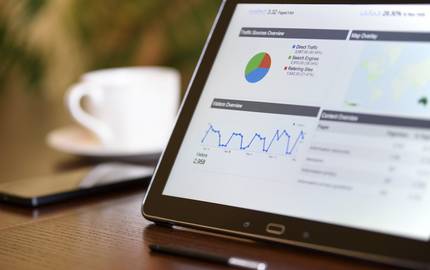 Tablet mit Statistikübersicht