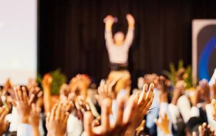 Publikum auf Konferenz jubelt ©pixabay