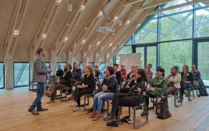 Eric Horster beim Impulsvortrag vor der Gruppe