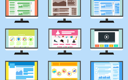 Neun Monitore vor blauem Hintergrund mit unterschiedlichen Bildschirmen, verschiedenen Farben und Kontrasten