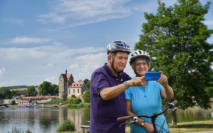 Pärchen mit Fahrrad und Smartphone