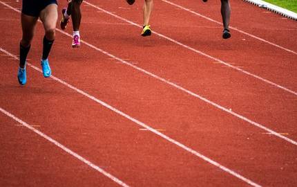 Zeigt die Beine von Läufern bei einem Wettbewerb